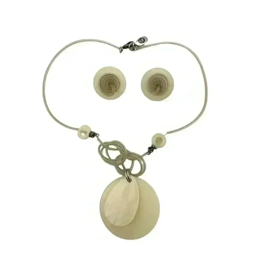 VTG Unique Shell Necklace with Clip On Earrings Italy 16" Plastic‎ Tube Wired